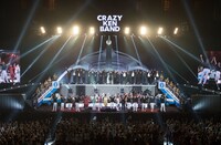 クレイジーケンバンド「CRAZY KEN BAND TOUR 2018 GOING TO A GO-GO Presented by NISHIHARA SHOKAI」の様子。（撮影：小河俊哉 / 岡田友貴 / 本多亨光）