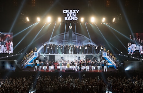 クレイジーケンバンド「CRAZY KEN BAND TOUR 2018 GOING TO A GO-GO Presented by NISHIHARA SHOKAI」の様子。（撮影：小河俊哉 / 岡田友貴 / 本多亨光）