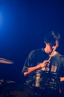 西村“コン”（Dr）（Photo by Viola Kam［V'z Twinkle］）