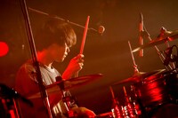 西村“コン”（Dr）（Photo by Viola Kam［V'z Twinkle］）