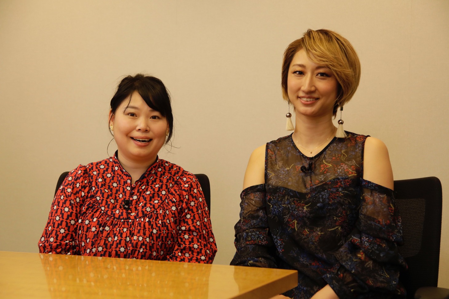 左からニッチェ近藤、Ms.OOJA。