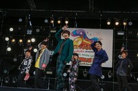 エビ中ポーズを決める超特急。（撮影：古川喜隆）