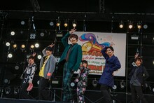 エビ中ポーズを決める超特急。（撮影：古川喜隆）