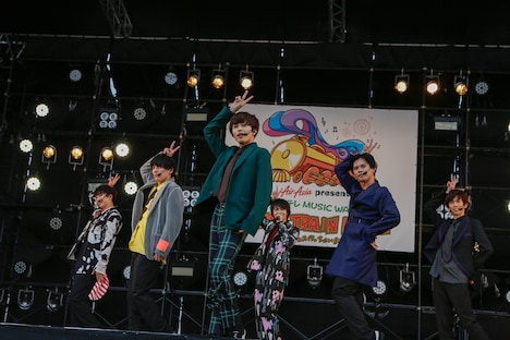 エビ中ポーズを決める超特急。（撮影：古川喜隆）