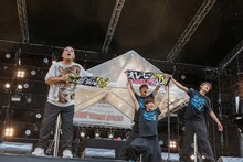 DJダイノジとBOYS AND MENのコラボの様子。（撮影：古川喜隆）