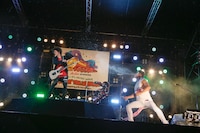 喜矢武豊（左）に水を吹きかける樽美酒研二（右）。（撮影：古川喜隆）