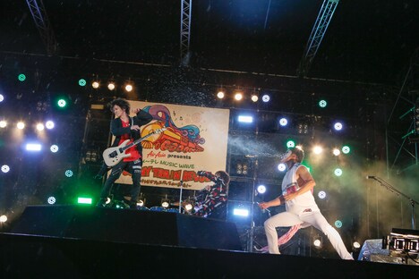 喜矢武豊（左）に水を吹きかける樽美酒研二（右）。（撮影：古川喜隆）