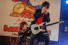 ういろうを口に詰め込む喜矢武豊（右）と、彼を心配する鬼龍院翔（左）。（撮影：古川喜隆）