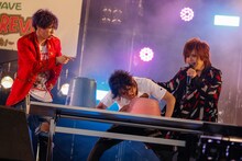 バケツういろうにかぶりつく喜矢武豊（中央）。（撮影：古川喜隆）