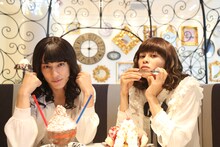 “女子会”を楽しむユースケとタクヤ。