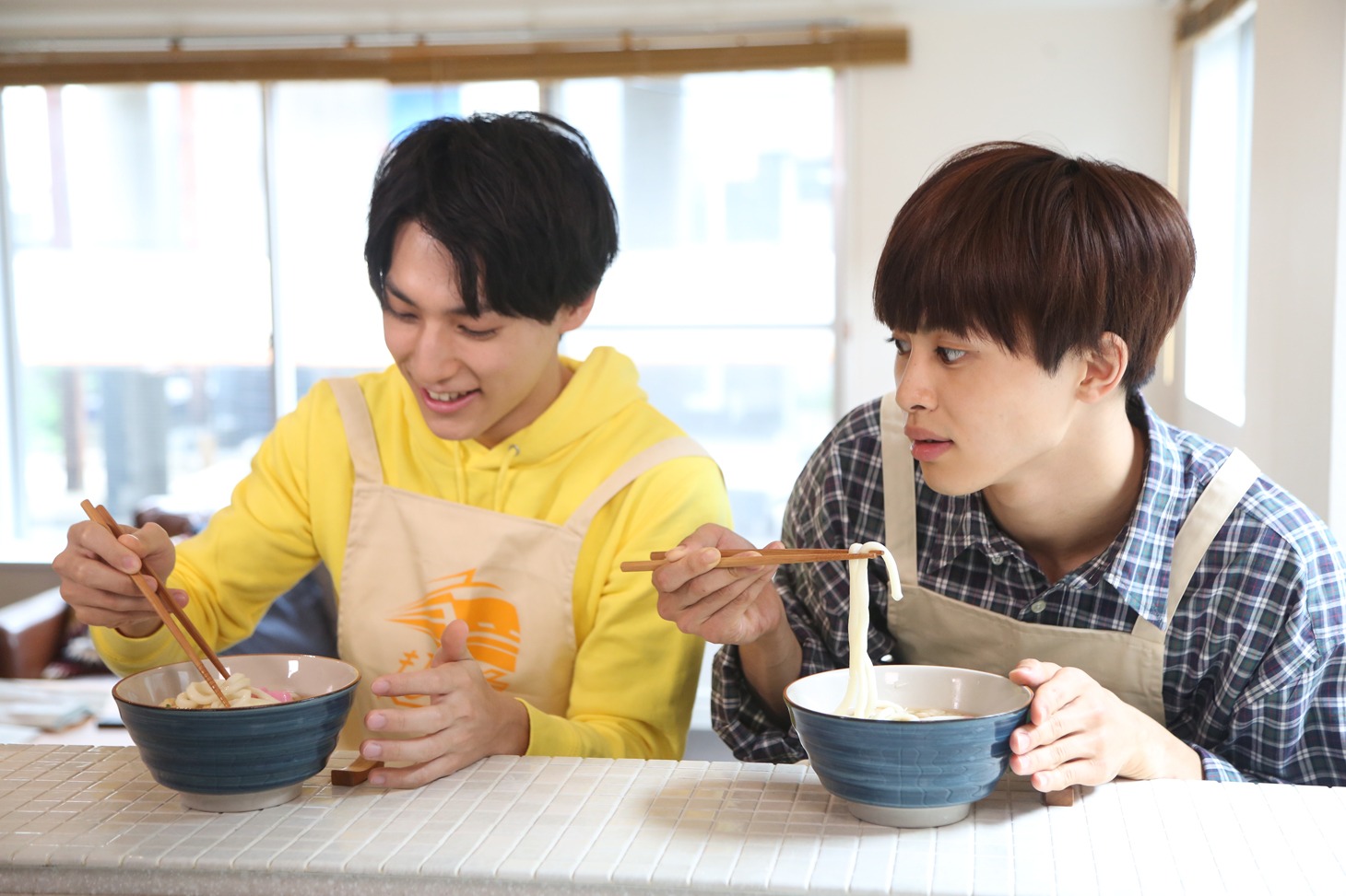 うどんを食べるユースケとタクヤ。