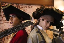 海賊に変身したユースケとタクヤ。