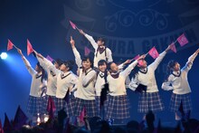 「WONDERFUL JOURNEY」を披露するさくら学院。