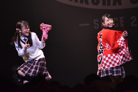 左から吉田爽葉香、有友緒心。