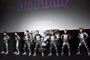 「U.S.A.」を披露するDA PUMP。