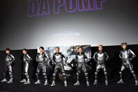 「U.S.A.」を披露するDA PUMP。