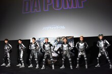 「U.S.A.」を披露するDA PUMP。