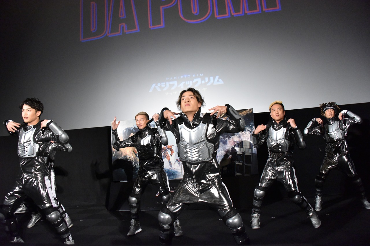 「U.S.A.」を披露するDA PUMP。