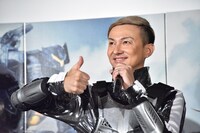 “いいねダンス”をレクチャーするISSA。