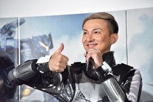 “いいねダンス”をレクチャーするISSA。