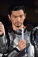 自分のサイリウムだけ点灯せず呆然とするU-YEAH。