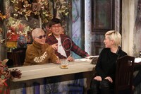 人気画像10位は「元DA PUMPのSHINOBU『アウト×デラックス』で未練告白、m-floの不満バトルも」より、左からVERBAL、山里亮太、LISA。 (c)フジテレビ