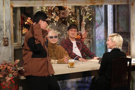 「アウト面会」に集結したm-floと山里亮太。 (c)フジテレビ