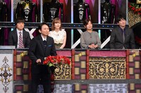 有吉弘行（手前）と反省見届け人たち。(c)日本テレビ