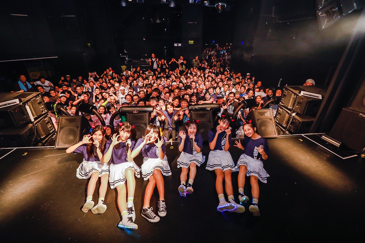 Devil ANTHEM.「THE NEXT STAGE」で撮影された記念写真。（写真提供：エイジアプロモーション）