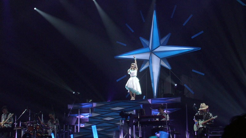 水瀬いのり「Inori Minase LIVE TOUR BLUE COMPASS」のワンシーン。