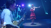 水瀬いのり「Inori Minase LIVE TOUR BLUE COMPASS」のワンシーン。