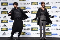 司会者のリクエストを受けてターンするSKY-HIと宇野実彩子。