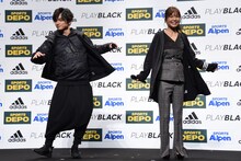 司会者のリクエストを受けてターンするSKY-HIと宇野実彩子。