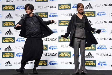 司会者のリクエストを受けてターンするSKY-HIと宇野実彩子。