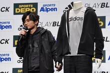 マネキンと手をつなぐSKY-HI。