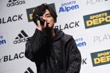 この日のために用意したラップを披露するSKY-HI。