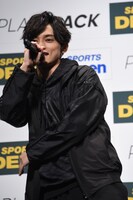 この日のために用意したラップを披露するSKY-HI。