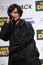 この日のために用意したラップを披露するSKY-HI。