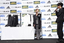 宇野実彩子（左）のスタイリングを見守るSKY-HI。