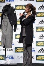 自身が組んだコーディネートについて説明する宇野実彩子。