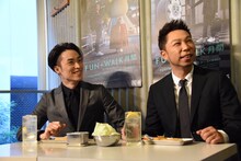 串カツ田中ホールディングス貫啓二代表取締役社長の説明を聞くEXILE TETSUYAとEXILE USA。