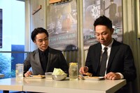 牛の串カツを手に取るEXILE USA（右）。