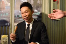 牛の串カツについて説明を受けるEXILE USA。