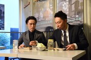 串カツにソースを付けるEXILE USA（右）。