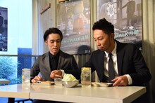 串カツにソースを付けるEXILE USA（右）。