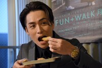 アスパラのカツを食べるEXILE TETSUYA。