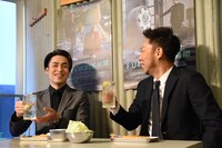 ジムビームハイボールを手に取るEXILE TETSUYAとEXILE USA。