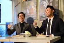 ジムビームハイボールを一口飲み、ご満悦なEXILE TETSUYAとEXILE USA。