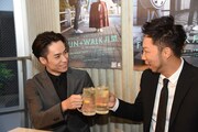 ジムビームハイボールで乾杯するEXILE TETSUYAとEXILE USA。