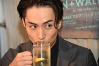 ジムビームハイボールを飲むEXILE TETSUYA。